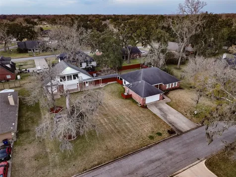 248 Wentworth Drive West Columbia TX 77486