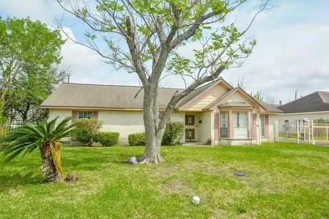 4819 Lingonberry Street Houston TX 77033
