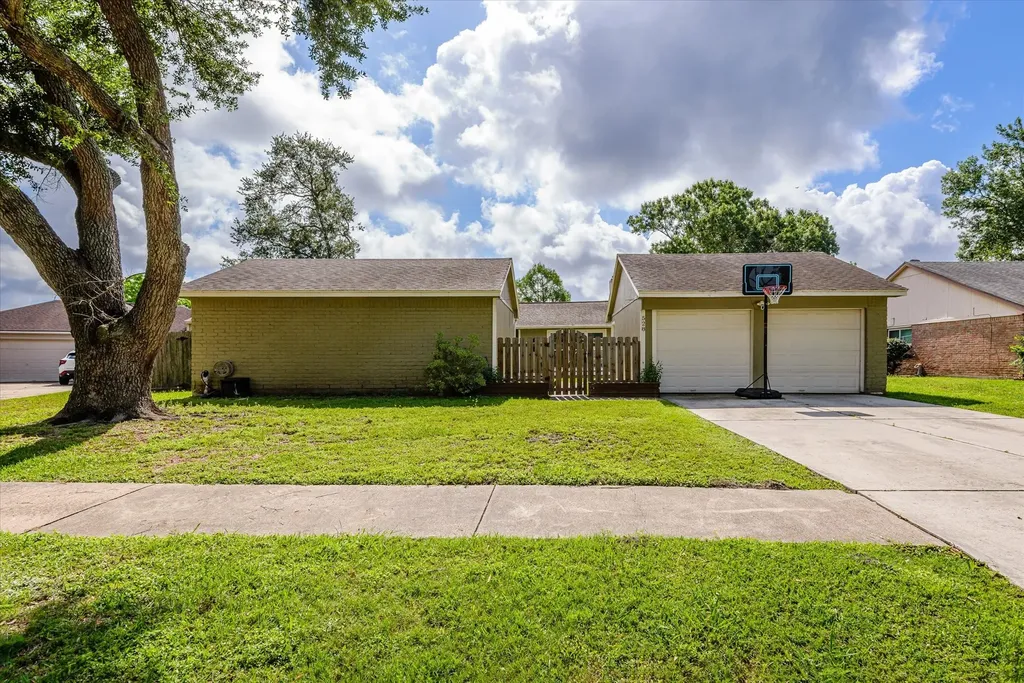 528 Belmont Drive Friendswood TX 77546