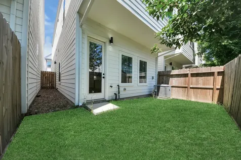 318 Neyland Street Houston TX 77022