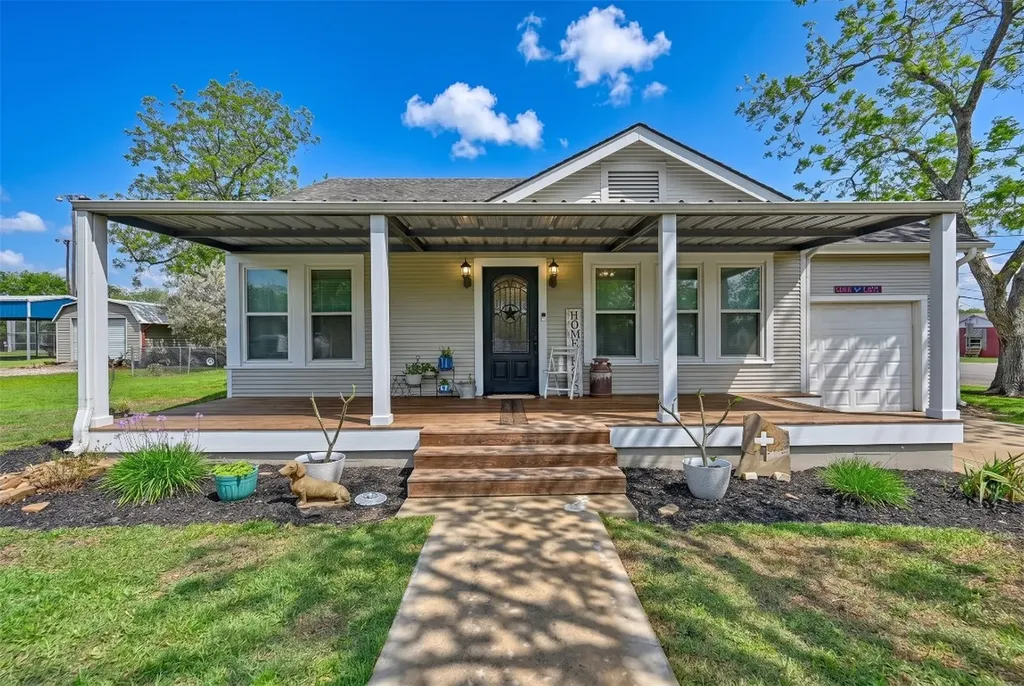 407 N Summit Street Weimar TX 78962