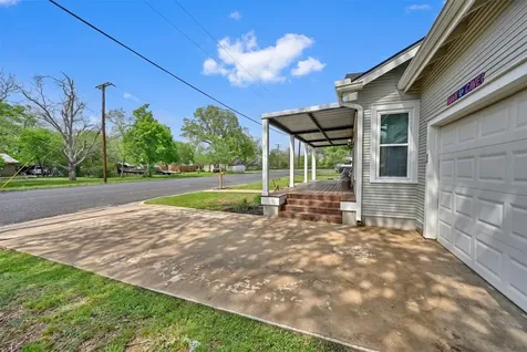407 N Summit Street Weimar TX 78962