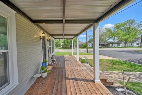 407 N Summit Street Weimar TX 78962