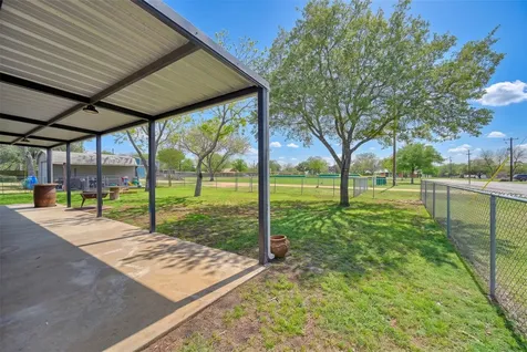 407 N Summit Street Weimar TX 78962