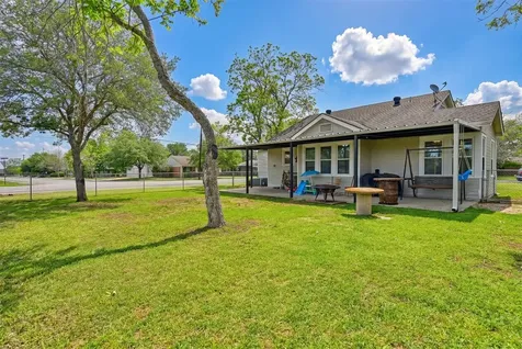 407 N Summit Street Weimar TX 78962