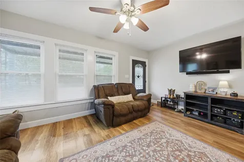 407 N Summit Street Weimar TX 78962