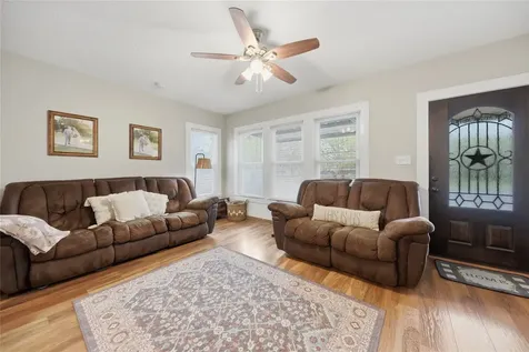 407 N Summit Street Weimar TX 78962