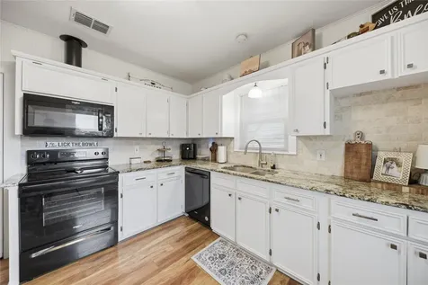 407 N Summit Street Weimar TX 78962
