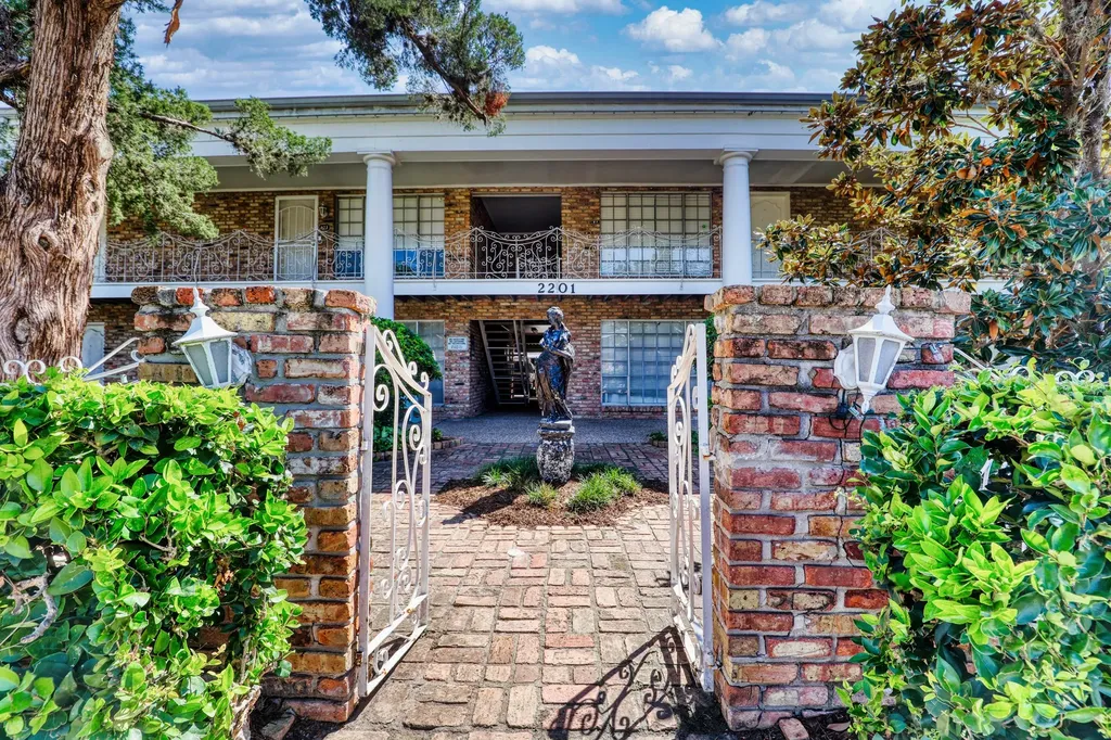 2201 Fountain View Drive J 15 Houston TX 77057