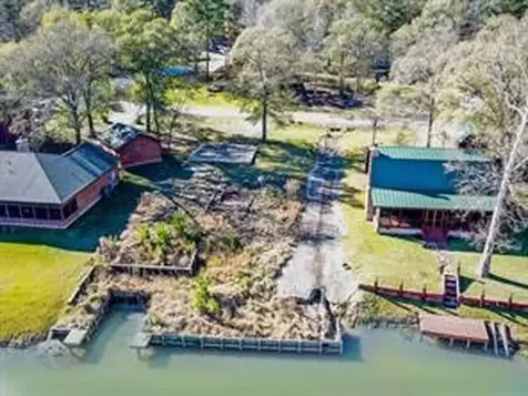 84 Hunters Creek Drive Huntsville TX 77340