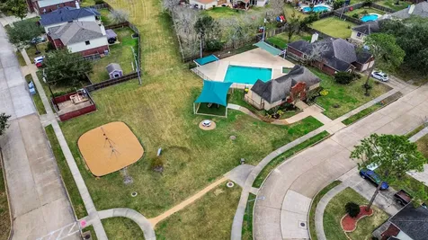 1103 Lake Shore Drive Pearland TX 77581