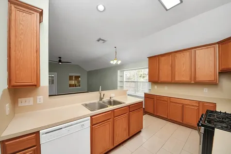 1103 Lake Shore Drive Pearland TX 77581
