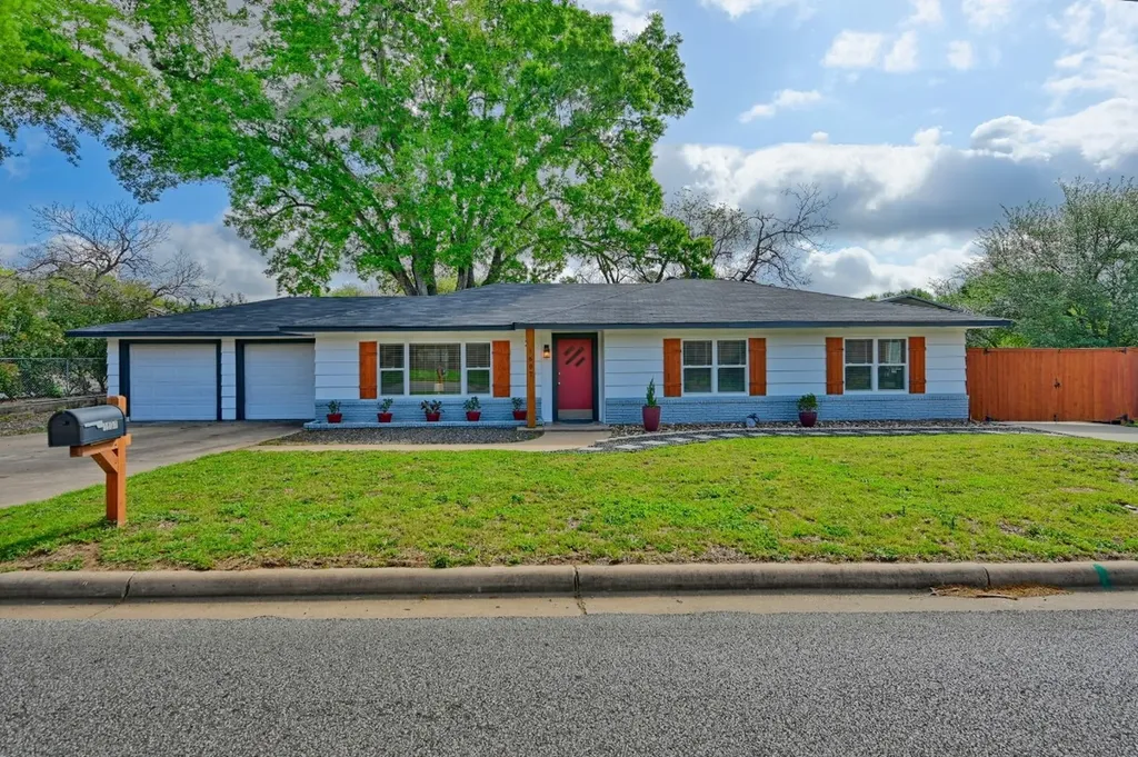 1607 S Chappell Hill Street Brenham TX 77833