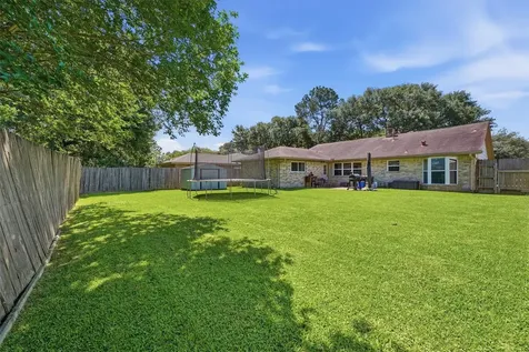 900 Sunnybrook Lane Baytown TX 77521