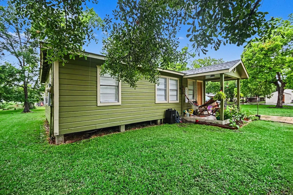 536 Montgomery Street Clute TX 77531