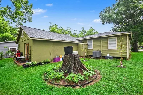 536 Montgomery Street Clute TX 77531