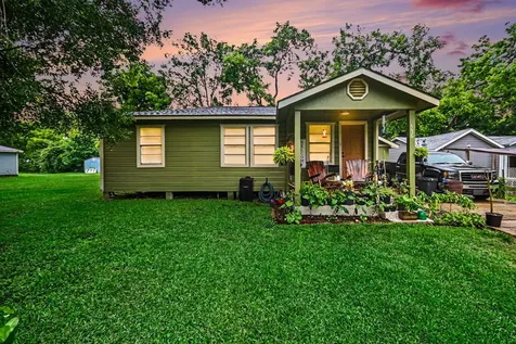 536 Montgomery Street Clute TX 77531