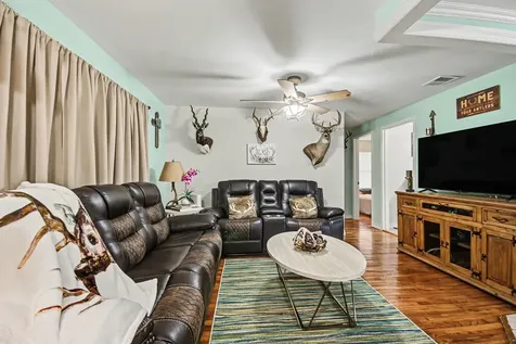 536 Montgomery Street Clute TX 77531