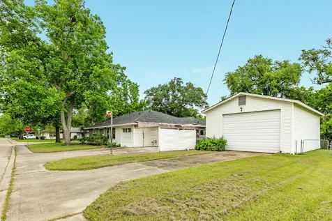 113 Cypress Street Lake Jackson TX 77566