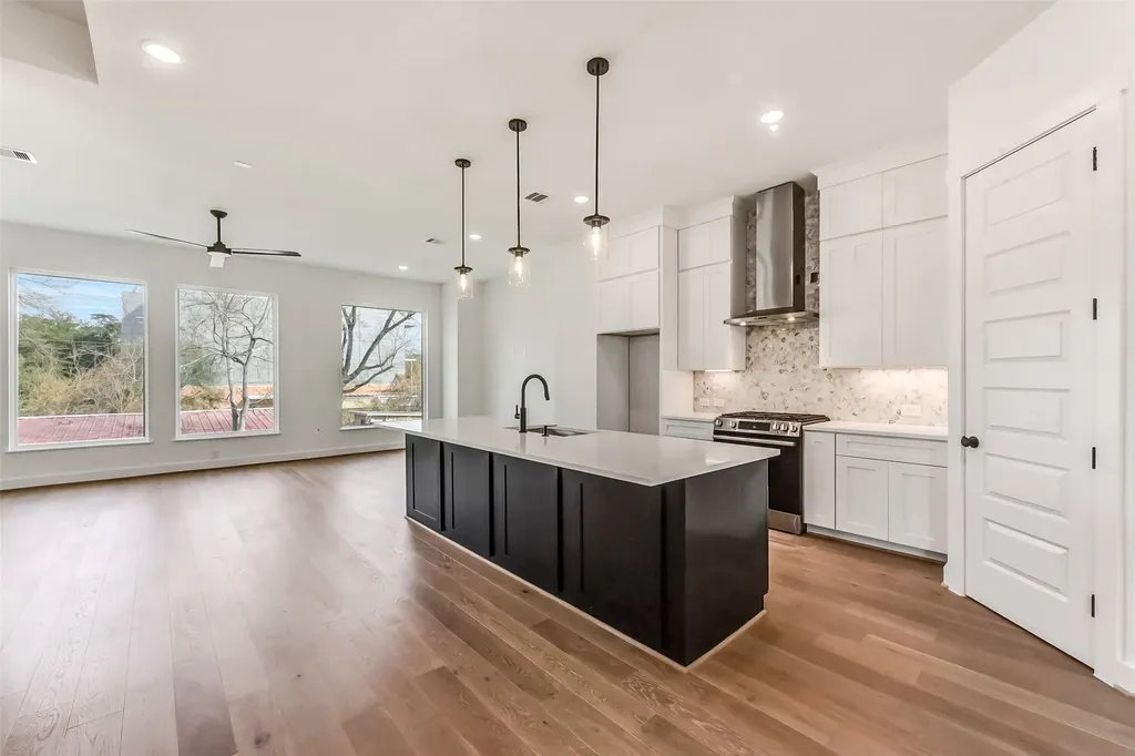806 Fisher Street B Houston TX 77018