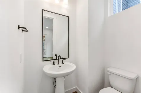 806 Fisher Street B Houston TX 77018