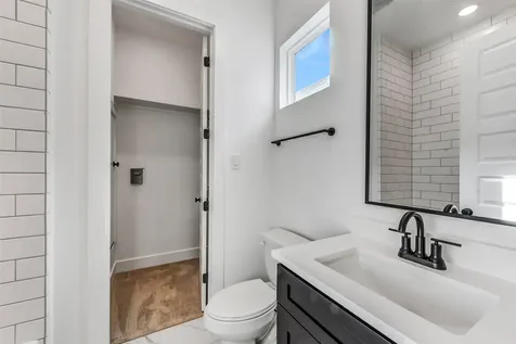 806 Fisher Street B Houston TX 77018