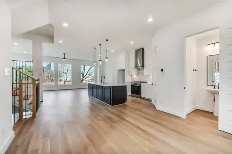 806 Fisher Street B Houston TX 77018