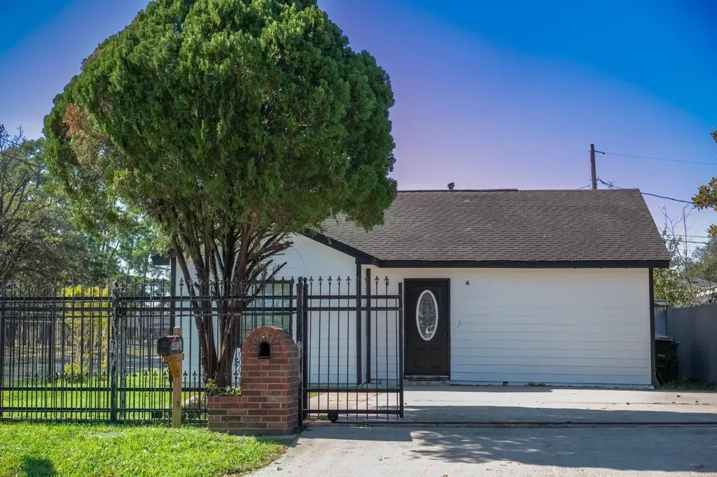 4803 Robertson Street Houston TX 77009