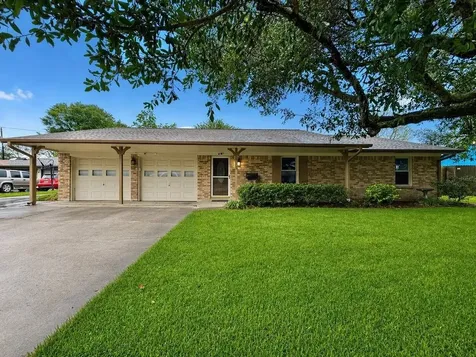 913 Cannan Drive Angleton TX 77515