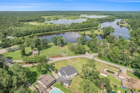 302 Brook Hollow Drive Conroe TX 77385