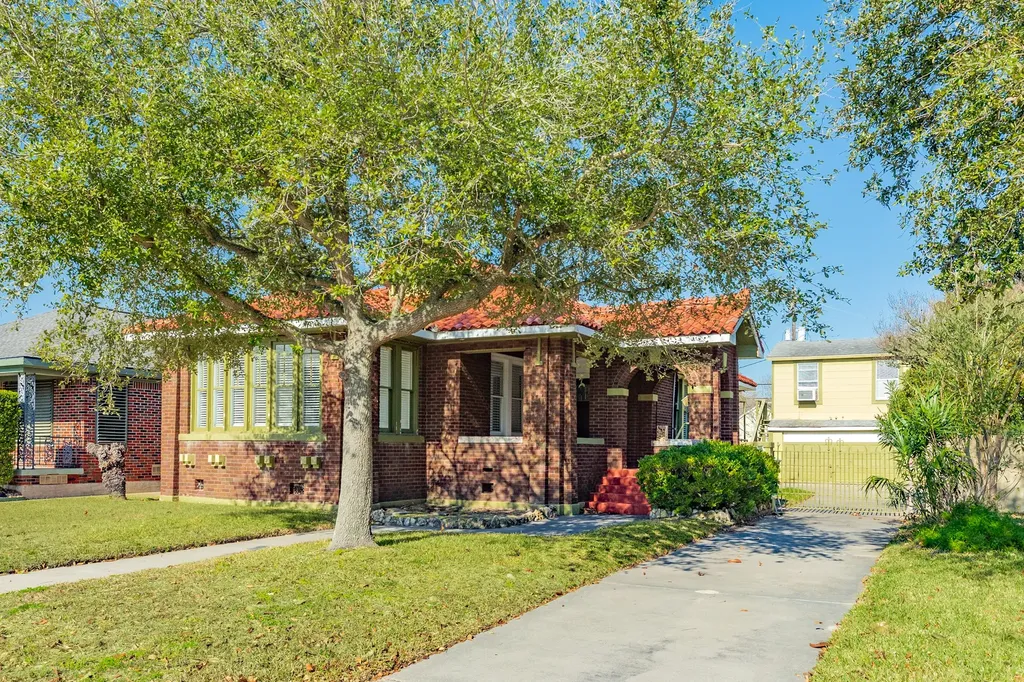 5022 Woodrow Avenue Galveston TX 77551