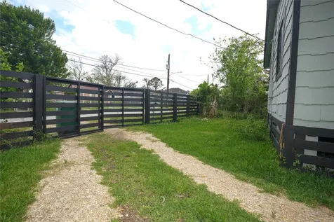 4909 Falls Street Houston TX 77026