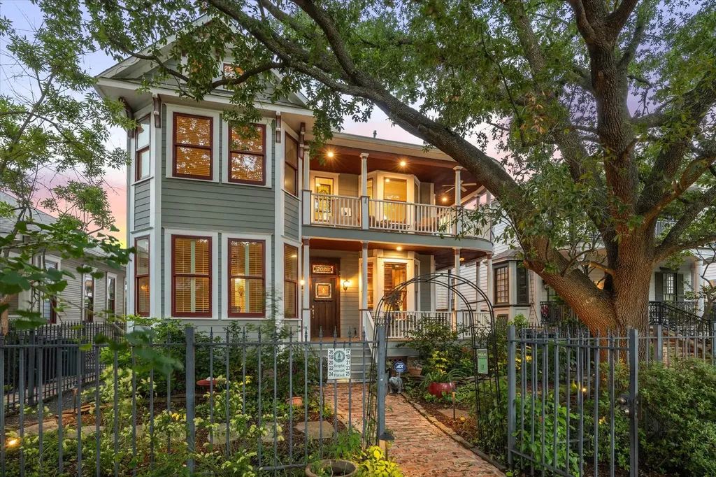 2018 Columbia Street Houston TX 77008