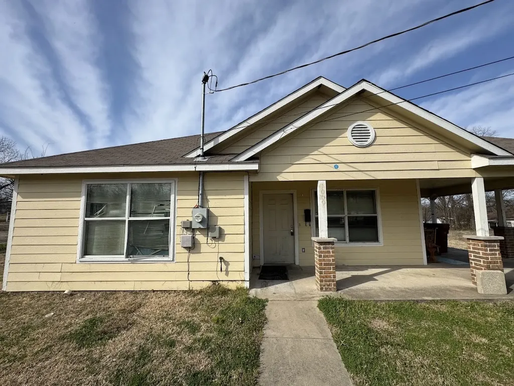 1009 W Houston Street Clarksville TX 75426