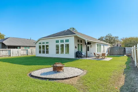 303 Twin Lakes Boulevard W West Columbia TX 77486