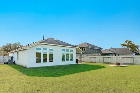 303 Twin Lakes Boulevard W West Columbia TX 77486