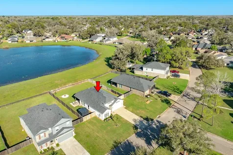 303 Twin Lakes Boulevard W West Columbia TX 77486