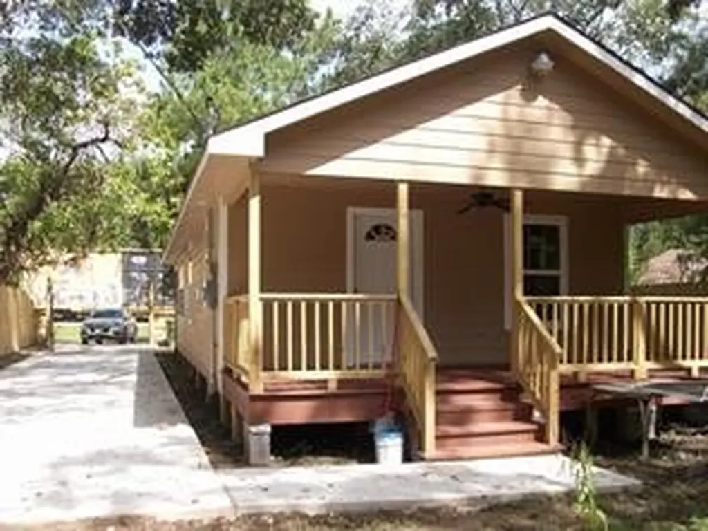 1714 N Travis Avenue Cleveland TX 77327