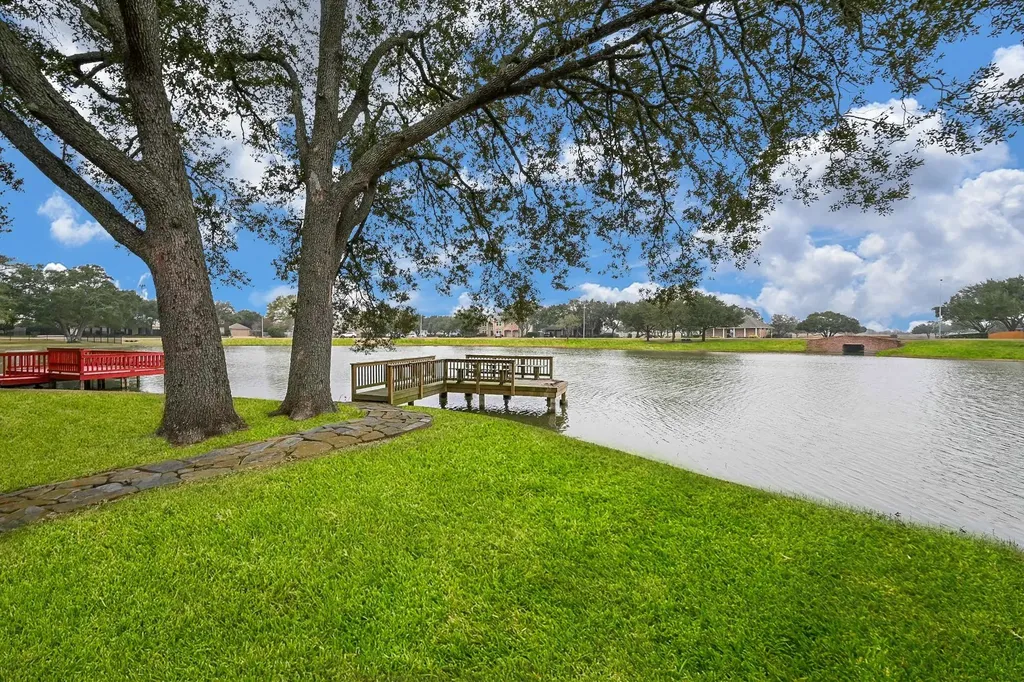 18 Crest Gate Houston TX 77082