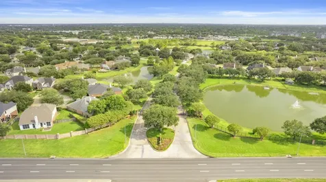 18 Crest Gate Houston TX 77082