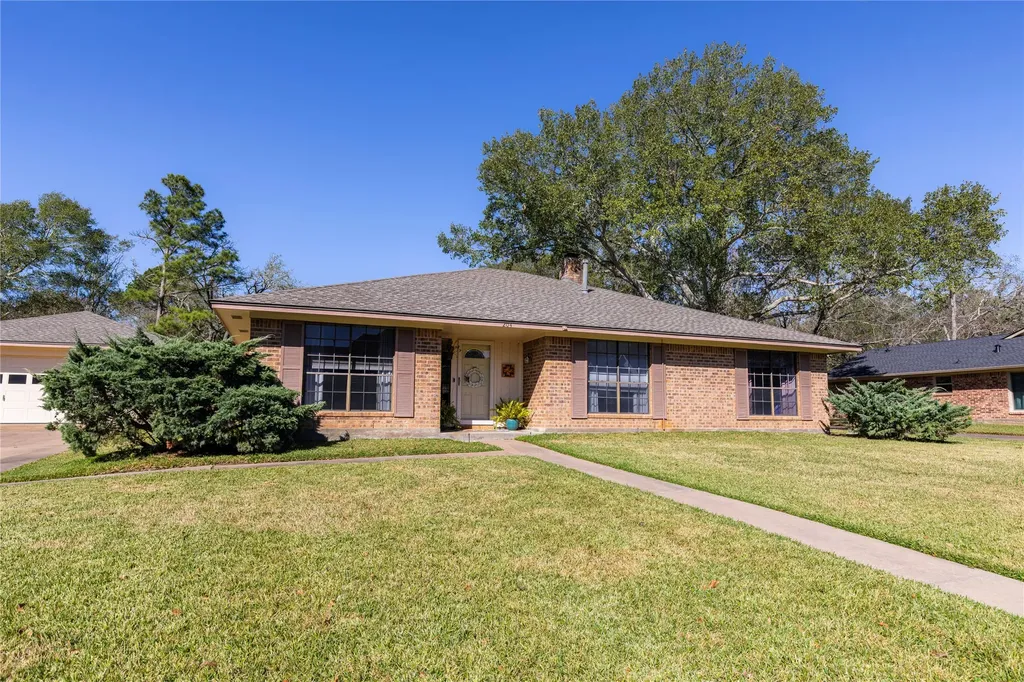204 Briarwood Drive Bellville TX 77418