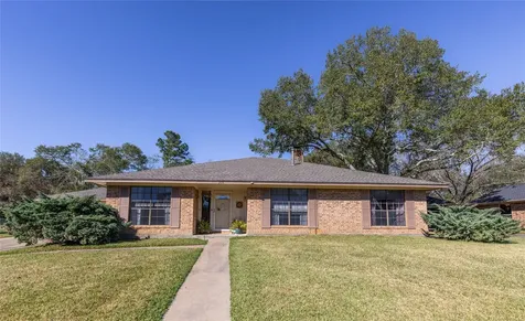 204 Briarwood Drive Bellville TX 77418