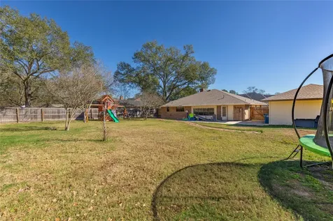 204 Briarwood Drive Bellville TX 77418