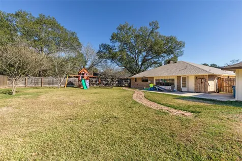 204 Briarwood Drive Bellville TX 77418