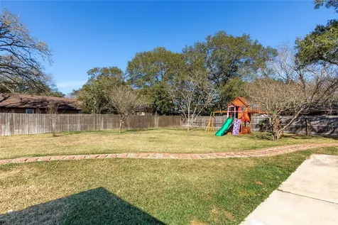 204 Briarwood Drive Bellville TX 77418