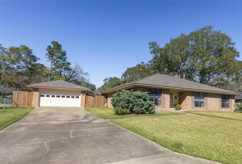 204 Briarwood Drive Bellville TX 77418