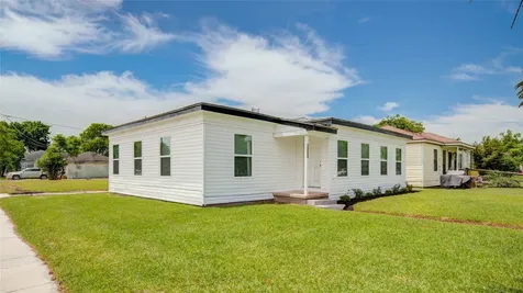 1203 W 6th Street Freeport TX 77541
