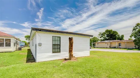 1203 W 6th Street Freeport TX 77541