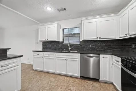 16 N Curlew Street La Marque TX 77568