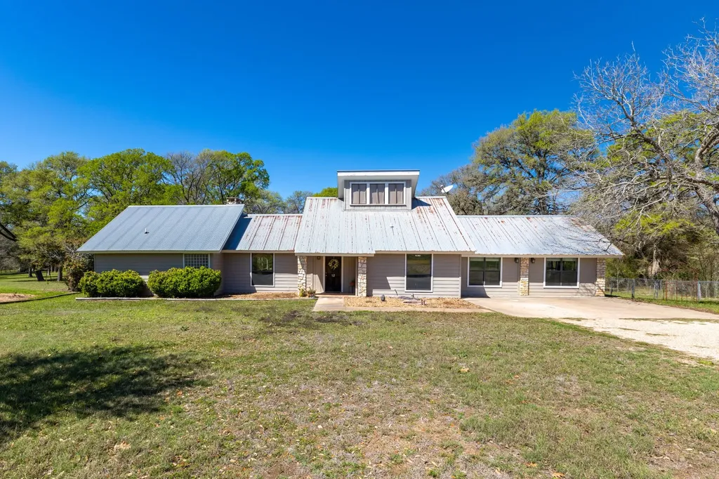 12 Creekwood Drive Schulenburg TX 78956